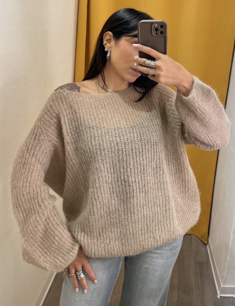 Maglione con scollo ampio nocciola