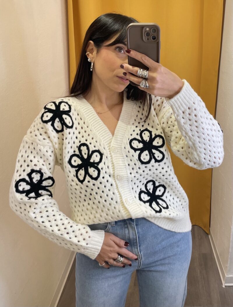 Cardigan traforato panna con fiori a contrasto - immagine 2