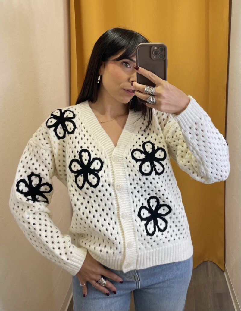 Cardigan traforato panna con fiori a contrasto