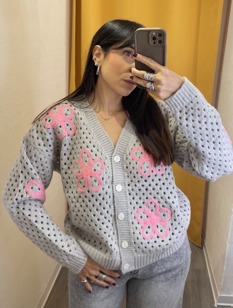 Cardigan traforato grigio con fiori a contrasto