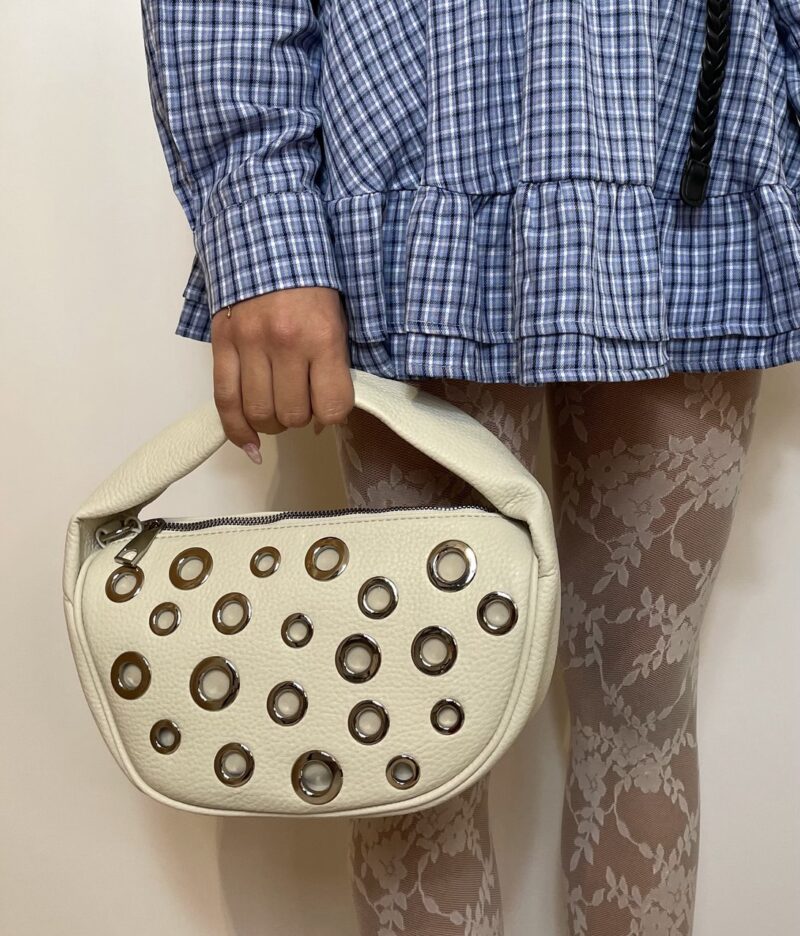 Borsa mezzaluna panna con occhielli - immagine 2