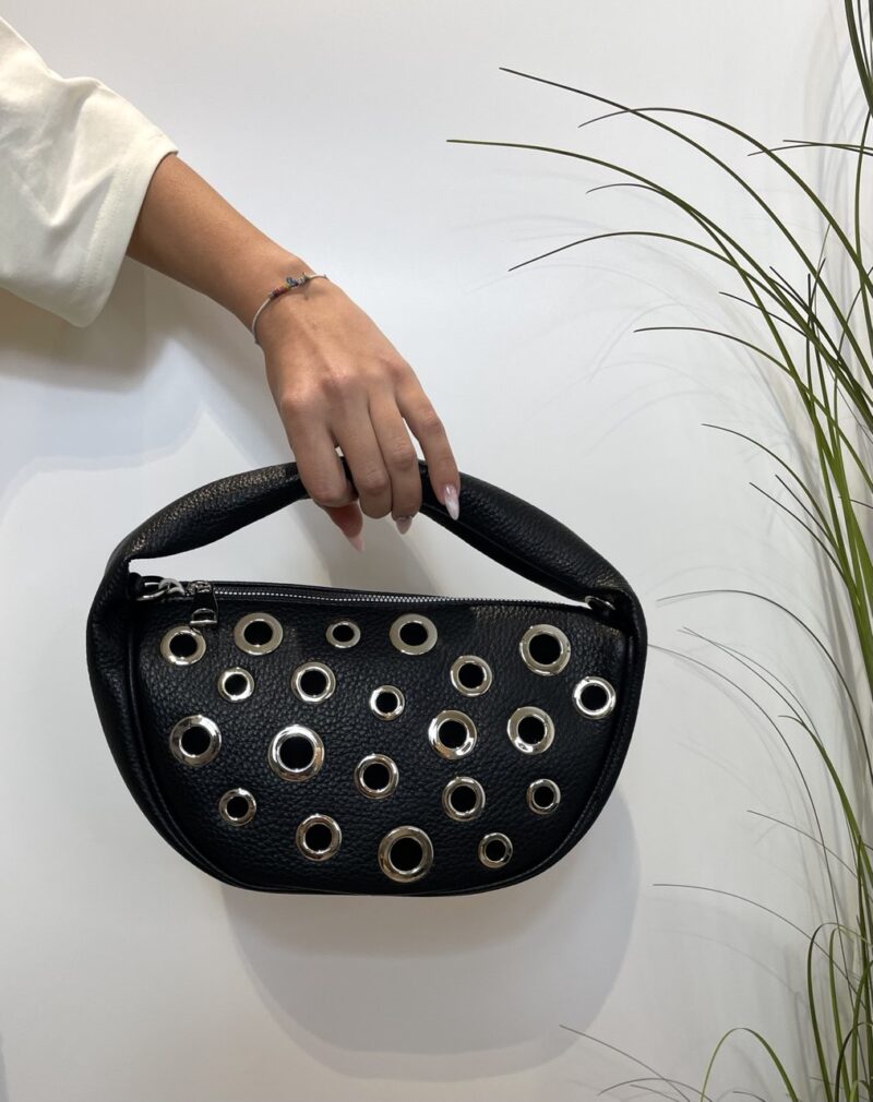 Borsa mezzaluna nera con occhielli