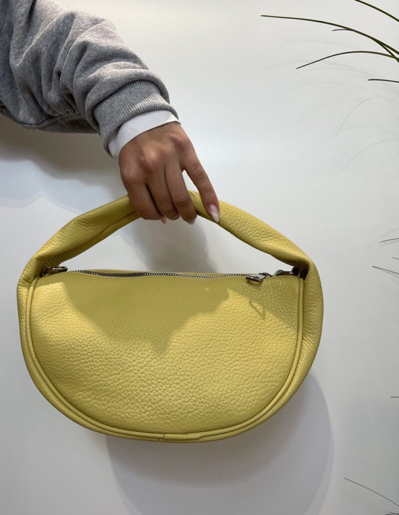 Borsa mezzaluna gialla con occhielli - immagine 2