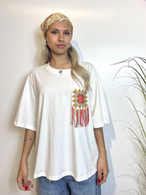 T-shirt con toppa crochet