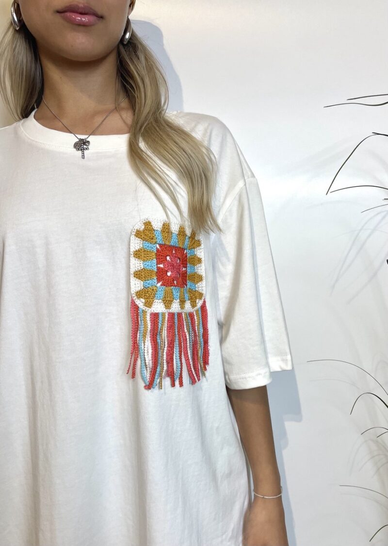 T-shirt con toppa crochet - immagine 2