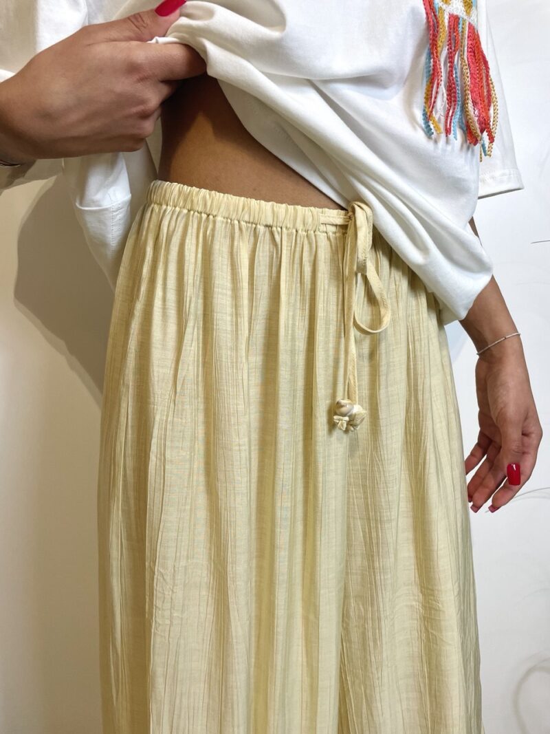 Pantalone palazzo in rayon giallo - immagine 2