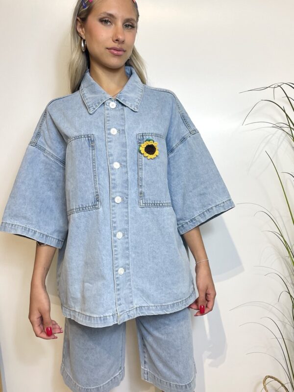 Camicia in denim oversize con spilla