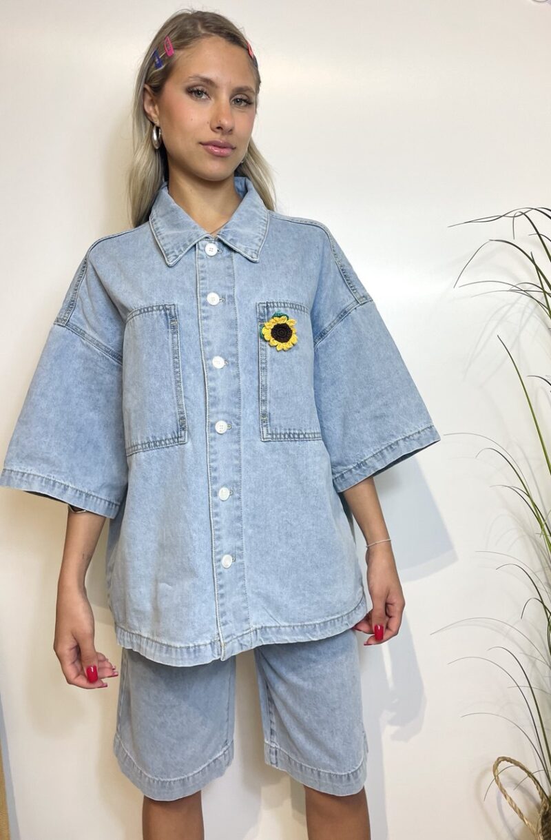 Camicia in denim oversize con spilla