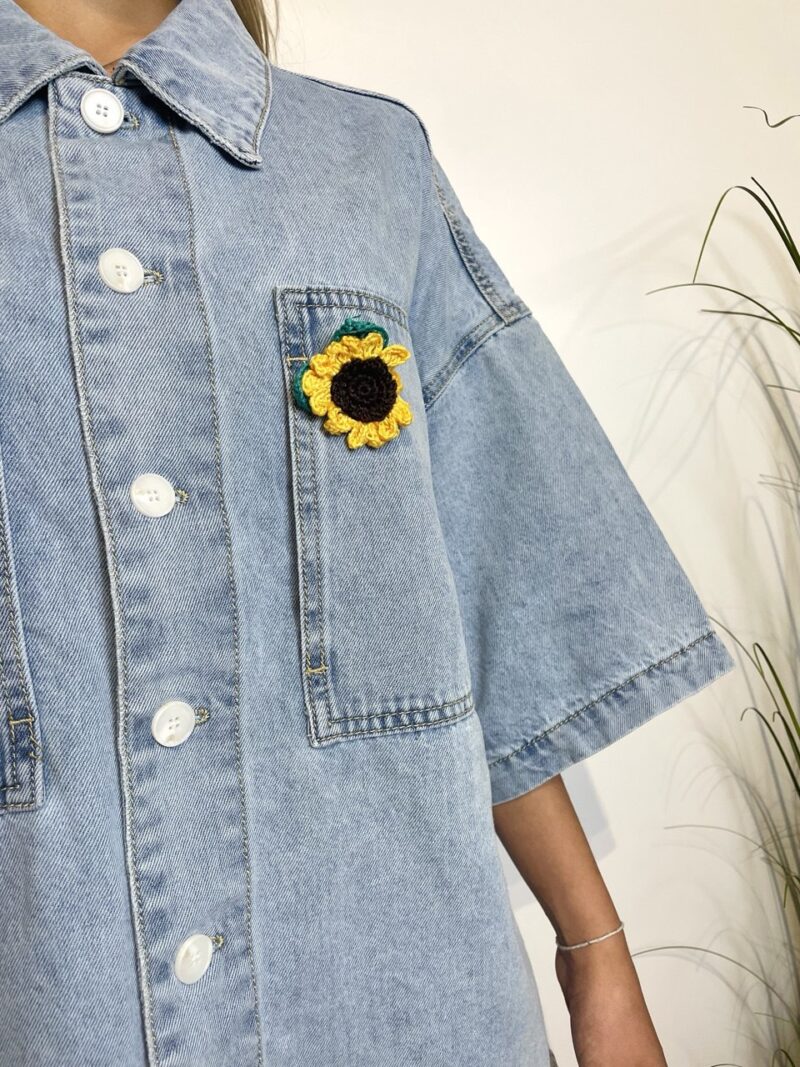Camicia in denim oversize con spilla - immagine 2