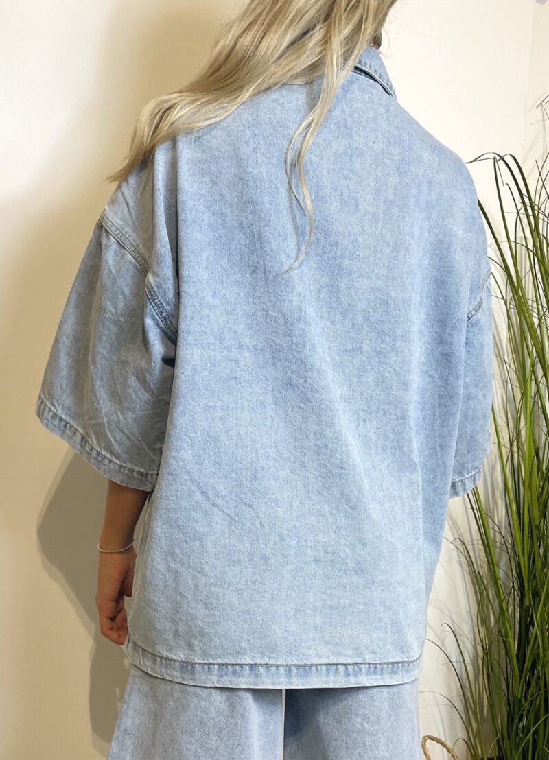 Camicia in denim oversize con spilla - immagine 3