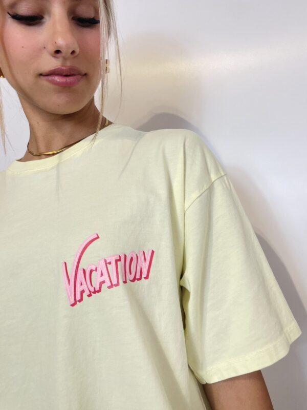 T-shirt stampa Vacation gialla