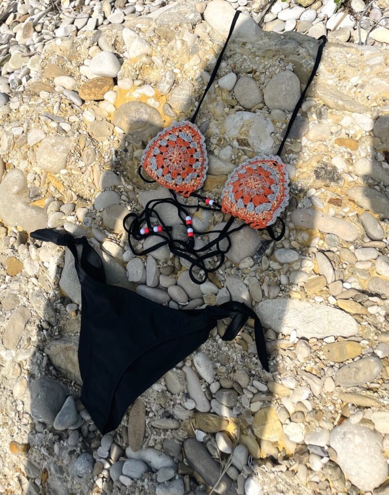 Bikini con triangolo in crochet nero