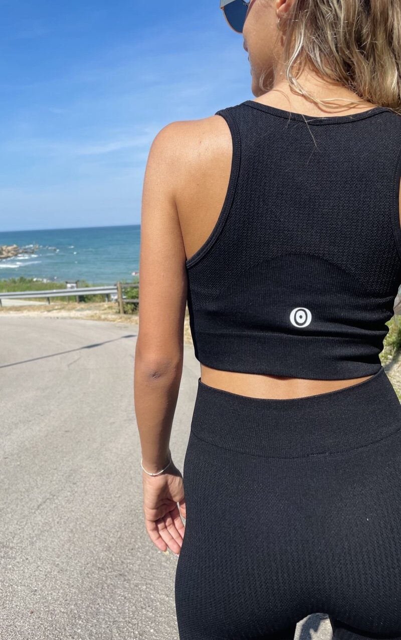 Coordinato fitness ciclista e top nero - immagine 3