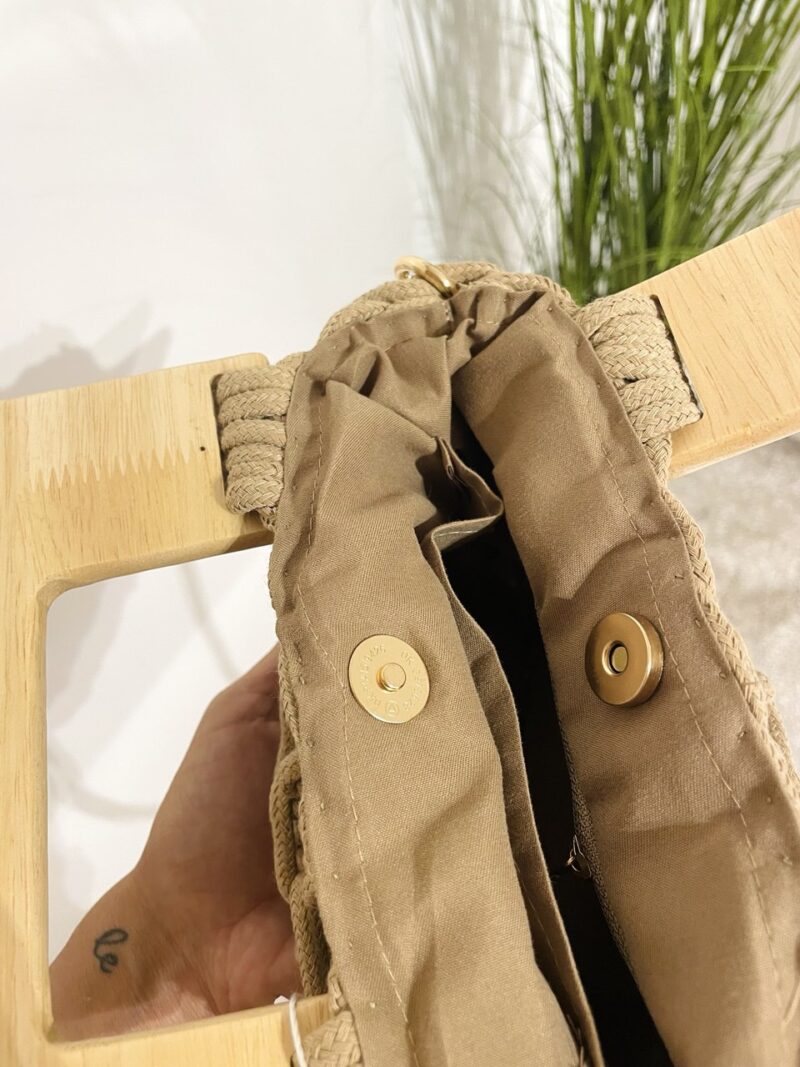 Borsa intrecciata con manici in legno - immagine 4