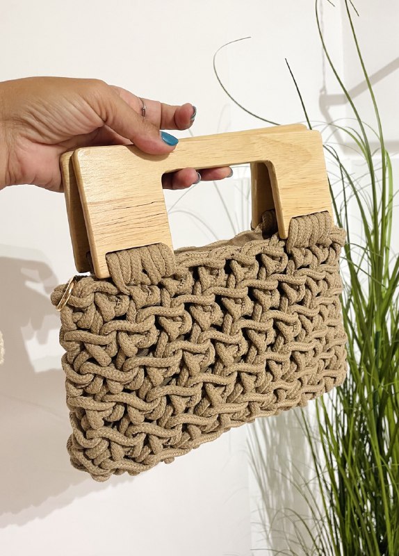 Borsa intrecciata con manici in legno
