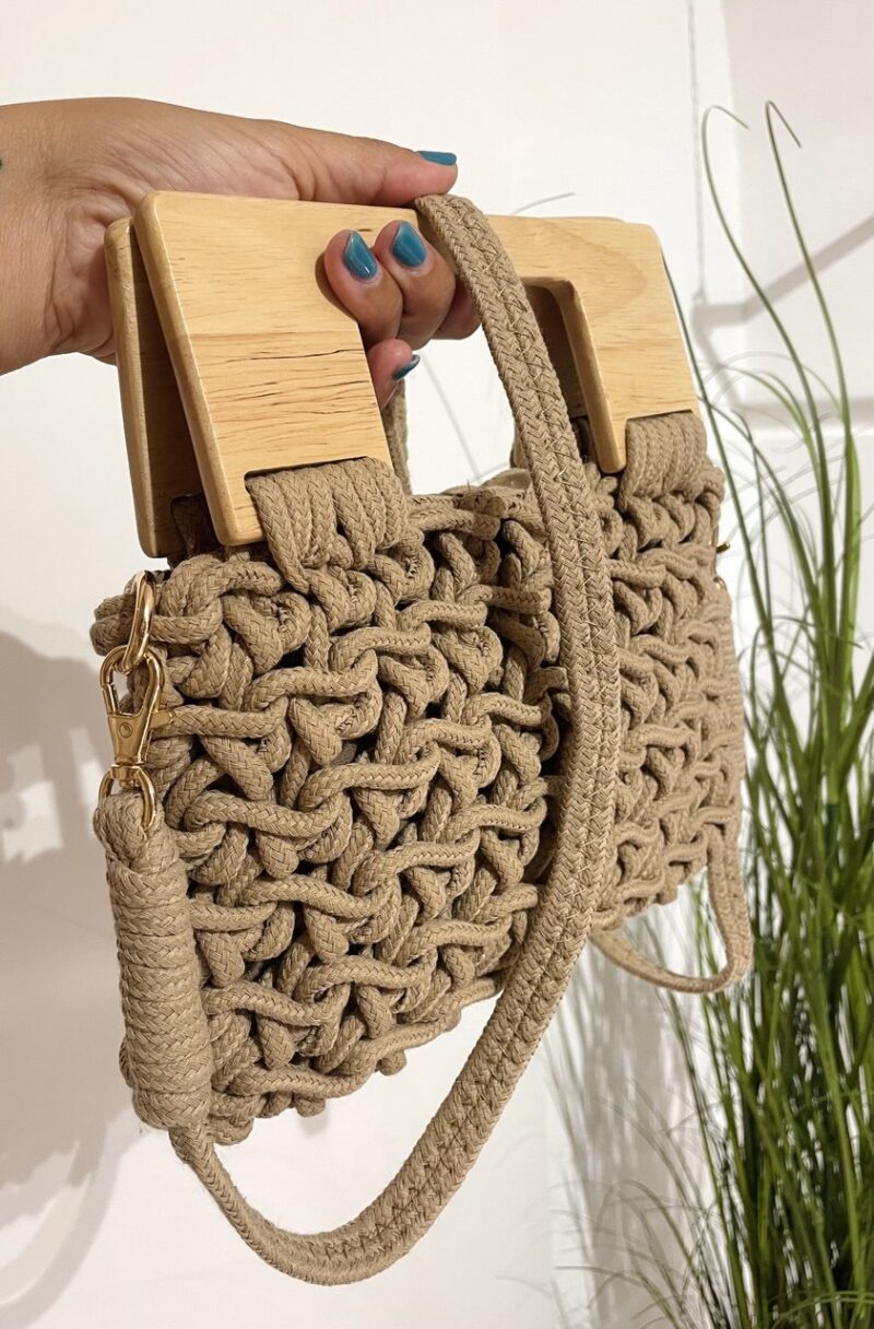 Borsa intrecciata con manici in legno - immagine 2