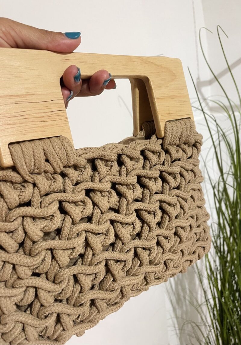 Borsa intrecciata con manici in legno - immagine 3