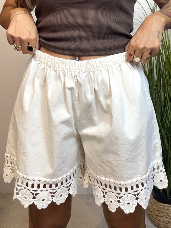Shorts con inserto in macramè panna