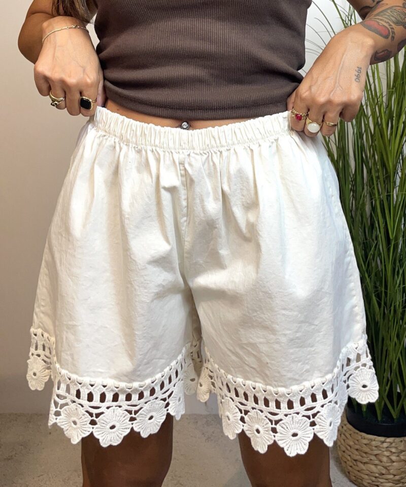 Shorts con inserto in macramè panna