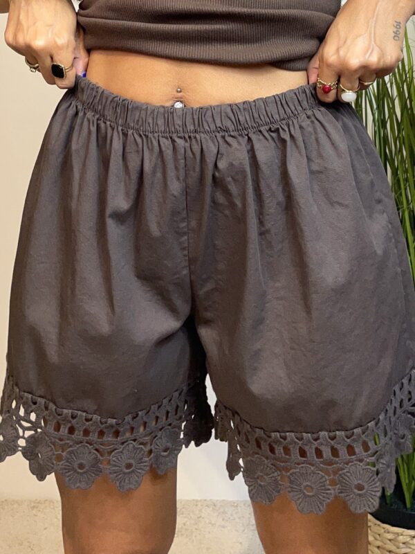 Shorts con inserto in macramè brown