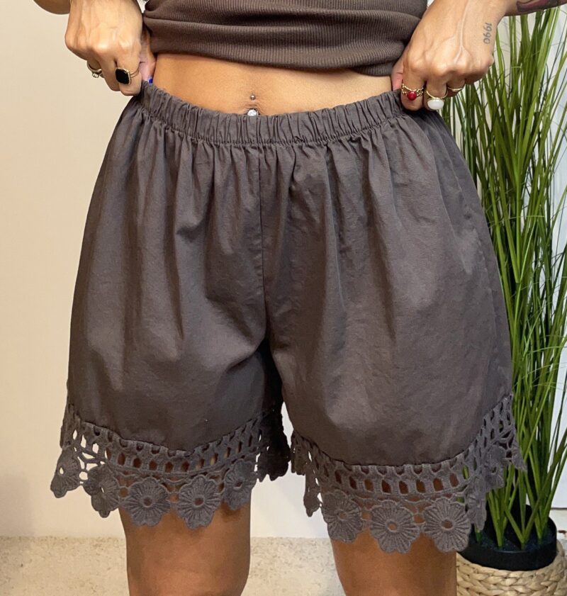 Shorts con inserto in macramè brown